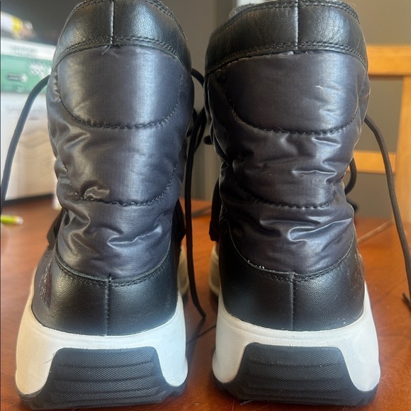 North Face Suede Primaloft 200 Gram waterproof lace up Boots size 9 main image 4